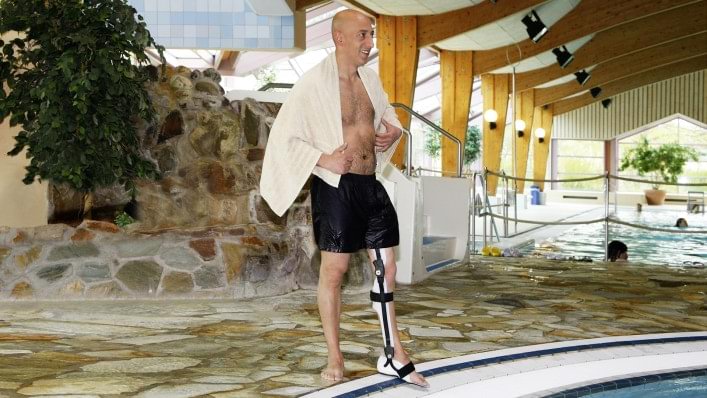 Aqualine orthosis system at the pool