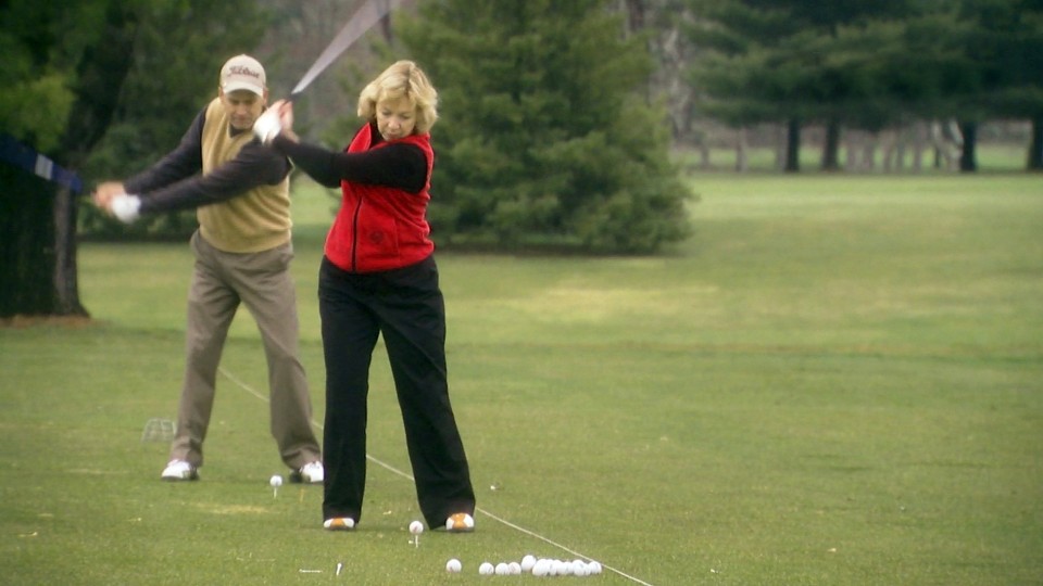 Ellen with C-Leg prosthesis playing golf.