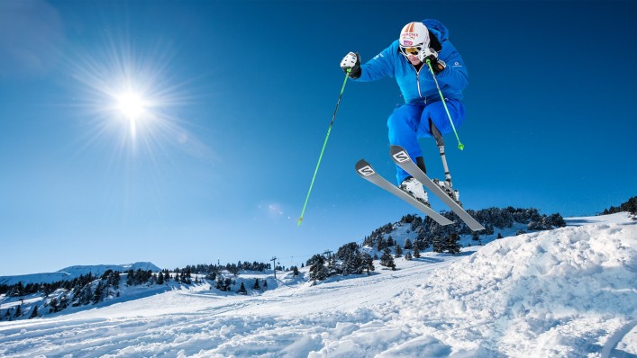 Sciatore che ama la sfida sulla neve
