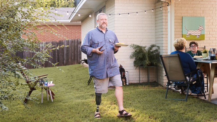 În grădină, Martin merge cu piciorul protetic Taleo 
