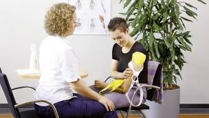Therapist explains how to put on the prosthesis by yourself.