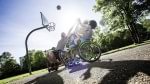 Rollstuhlfahrer spielen gemeinsam Basketball.