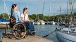 Ottobock Aktivrollstuhl Zenit R – Szene: Zwei Rollstuhlfahrerinnen am Steg