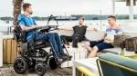 Ottobock Elektrorollstuhl Juvo – Szene: Ein Rollstuhlnutzer befindet sich mit zwei Freunden auf einem Steg am Wasser