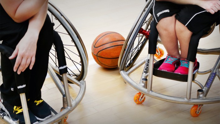 utilisateurs fauteuils sport jouent au basket