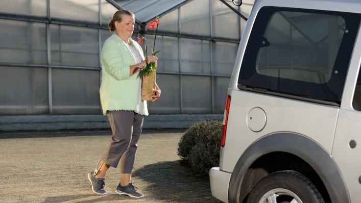 woman playing tennis with agilium freestep