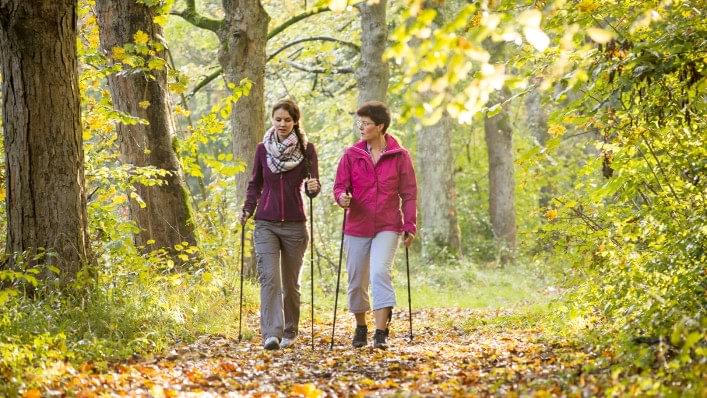 Woman hiking with friend while wearing Agilium Freestep