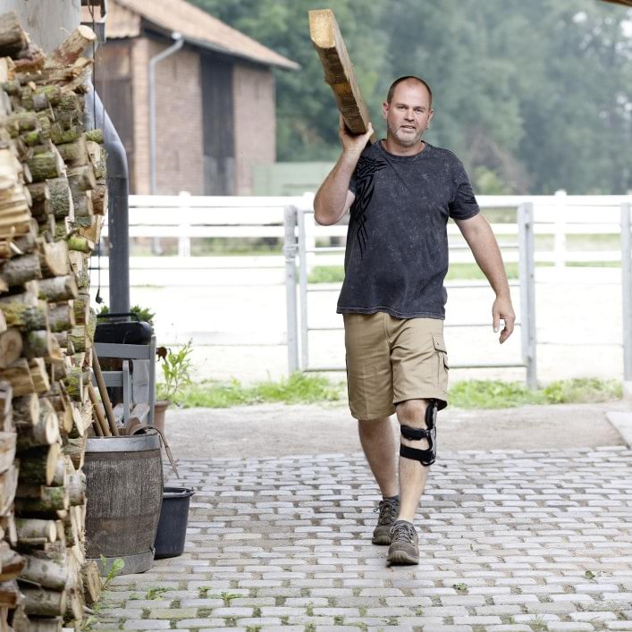 Dirk is renovating his 350-year-old watermill with osteoarthritis of the knee – and the Agilium Reactive.