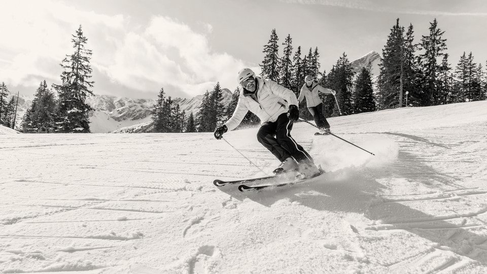 Christian Neureuther trägt die Knieorthese Agilium Softfit beim Skifahren. 