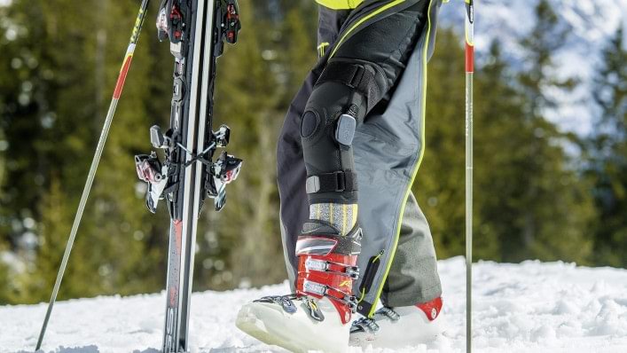 Christian Neureuther lleva la órtesis de rodilla Agilium Softfit debajo de sus pantalones de esquí