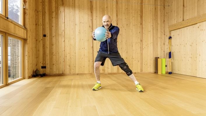 Christian Neureuther trägt die Agilium Softfit Knieorthese bei Sportübungen gegen Kniearthrose