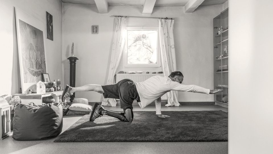 Wolfgang uživatel ortézy C-Brace® cvičí jógu.