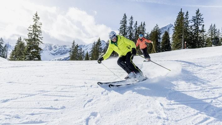 Christian als Arthrose-Betroffener mit der Agilium Softfit auf Skiern