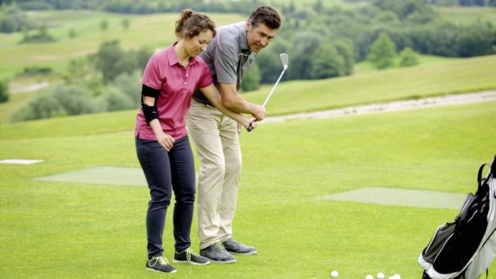 utilisatrice orthese de membre usperieur omo neurexa plus joue au golf