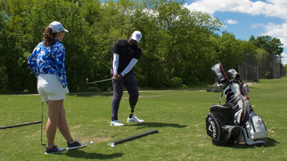 L'utente Taleo Carlos gioca a golf.