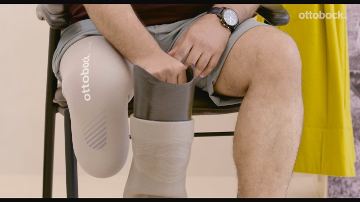 How to put on a below knee prosthesis with Pin Liner (Shuttle Lock System)?