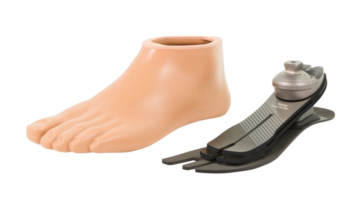 Der Taleo Low Profile Prothesenfuß neben der passenden Fußhülle in Frontansicht.
