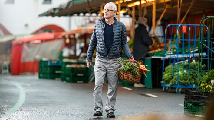 Josef takes a leisurely stroll through the farmer’s market.