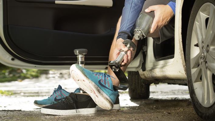 User quickly changes their prosthetic foot with the help of the Quickchange adapter while sitting in a car.