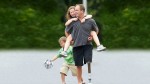 utilisateur d'une prothese genou joue avec ses enfants