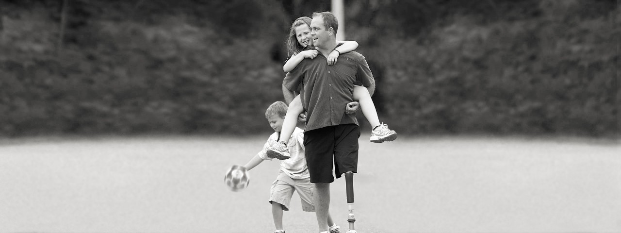 utilisateur d'une prothese genou joue avec ses enfants