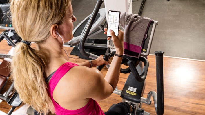  Genium X3 user Kerstin uses the Cockpit app to configure her leg prosthesis for training on the cross-trainer. 