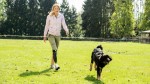 Kerstin mit Genium X3 im Garten mit ihrem Hund