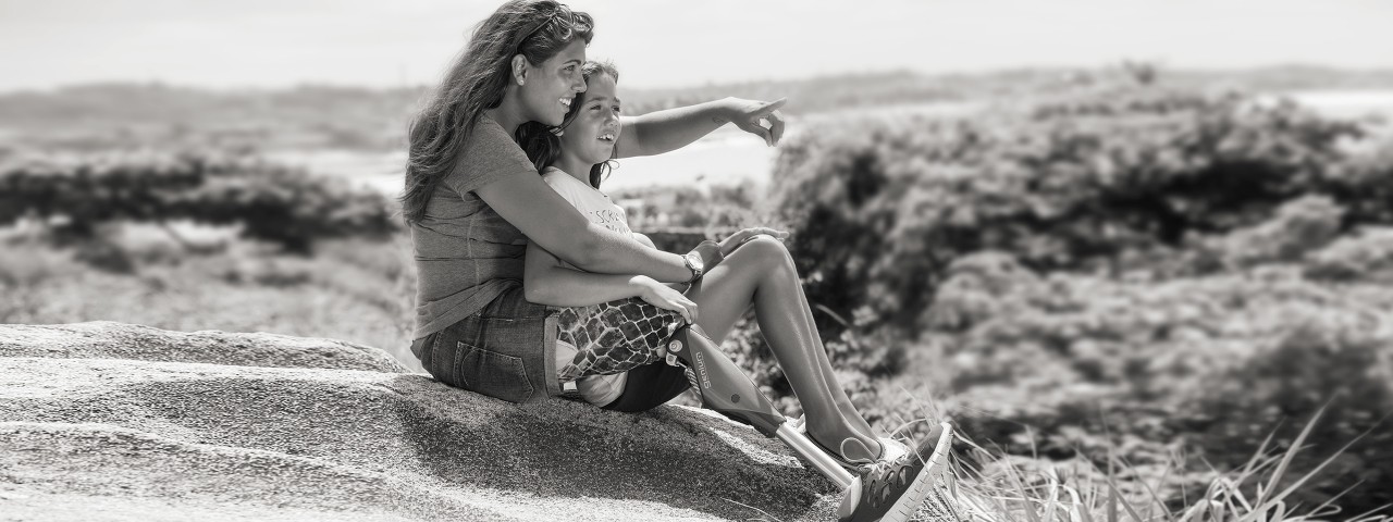 Kalli s kloubem Genium - sezení na kopci s dcerkou
