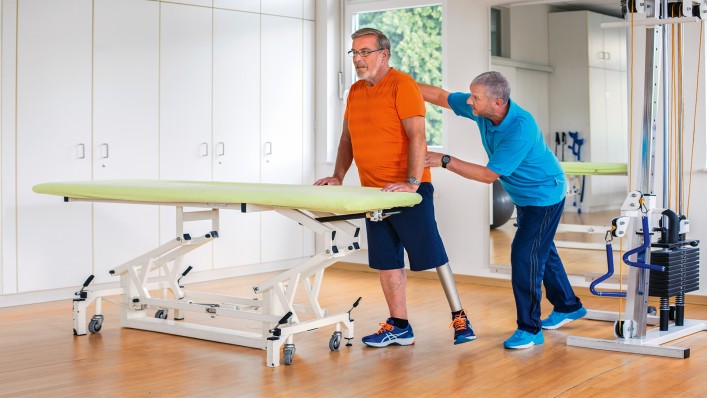 Detlef and his physiotherapist in the therapy room