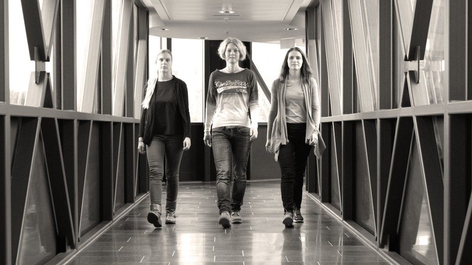 Prosthesis wearer Réka can be seen wearing long trousers in this gait comparison with her two friends. 