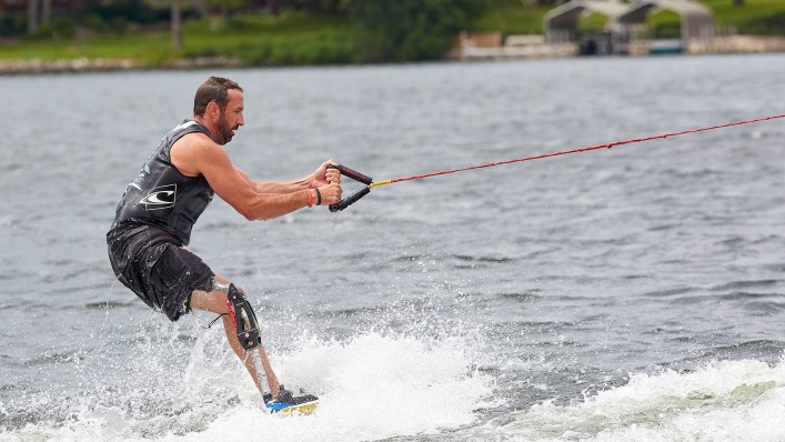 Un uomo sta facendo wakeboard con un ProCarve. 