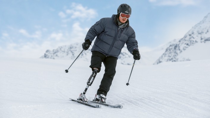 Lyžař lyžuje s vybavením ProCarve. 