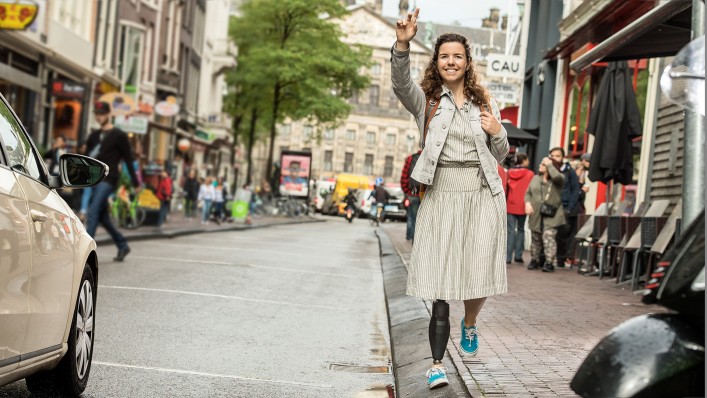 Marije besöker Amsterdams med sin Triton side flex prosthetic fot.