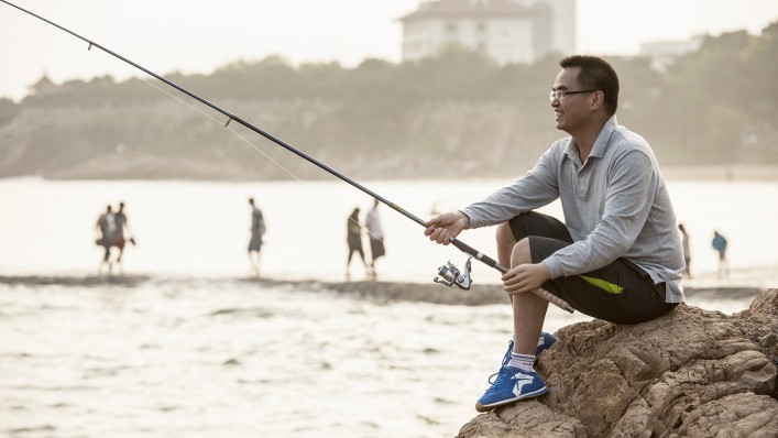 Man using his MyoFacil prosthesis while fishing