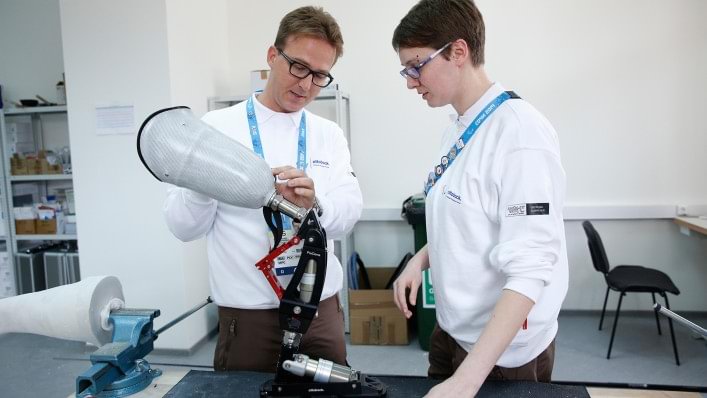 Peter Franzel, Organising Director of Ottobock’s technical service for the Paralympic Games, discusses a repair to a ProCarve skiing and snowboarding prosthesis with an O&P professional. 