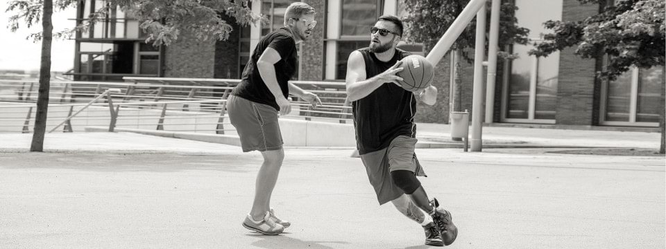 Prothesenträger spielt Basketball. 