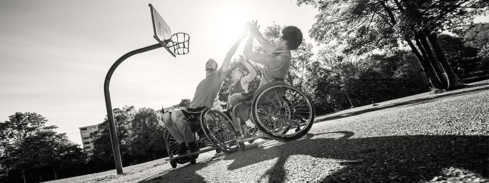Sportler beim Rollstuhlbasketball spielen. 