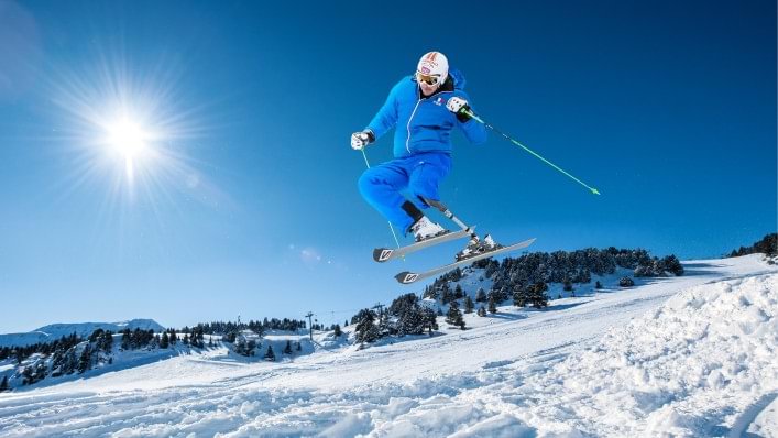 Prothesenträger auf Skiern beim Skifahren. 