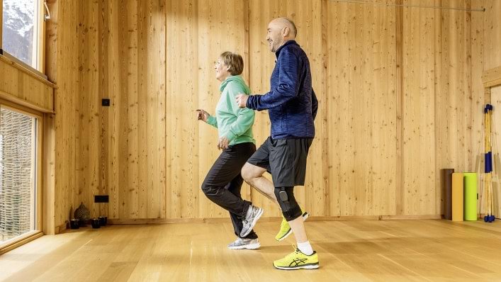 A woman and a man perform endurance exercises for osteoarthritis in a standing position