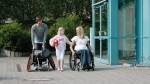 Utilisatrice d'un fauteuil roulant manuel Avantgarde, aux côtés de sa famille