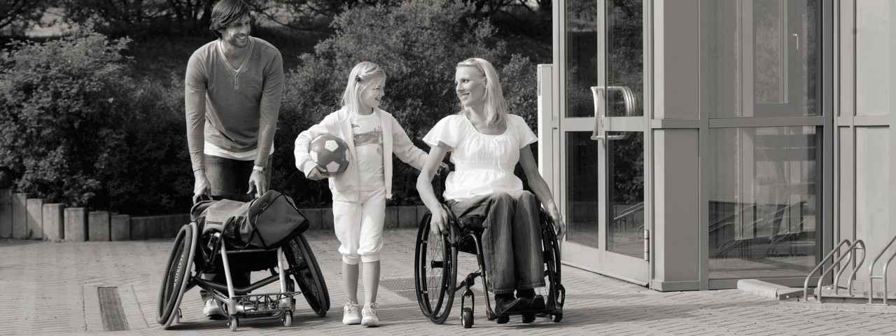 Utilisatrice d'un fauteuil roulant manuel Avantgarde, aux côtés de sa famille