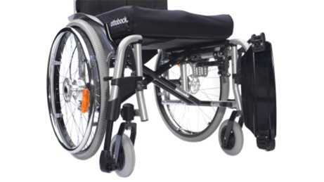 Sallanan fonksiyonlu bir Motus tekerlekli sandalyenin bacakları