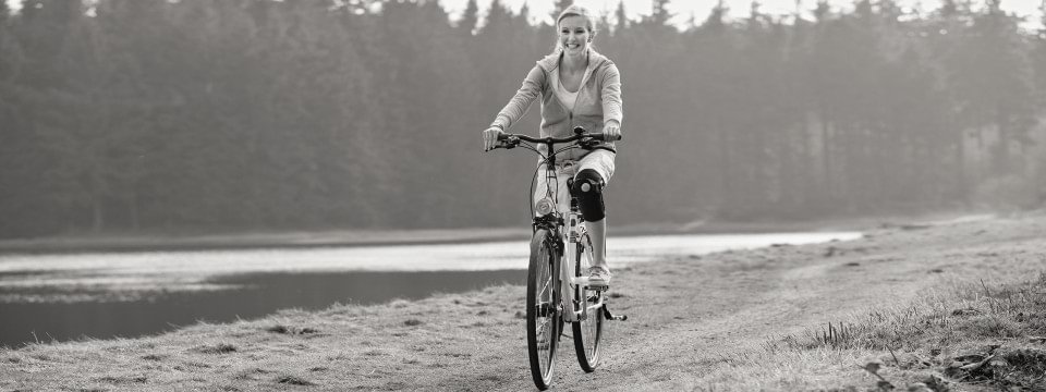 Une femme portant une orthèse se promène en vélo