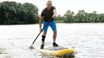 WalkOn Reaction Anwender Henning paddelt auf einem See