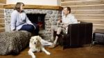 Jürgen avec WalkOn assis devant le feu de foyer avec son amie et son &chien