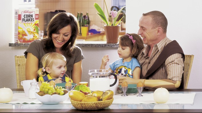 Uživatel DynamicArmu Karl-Heinz na snídani společně s rodinou.