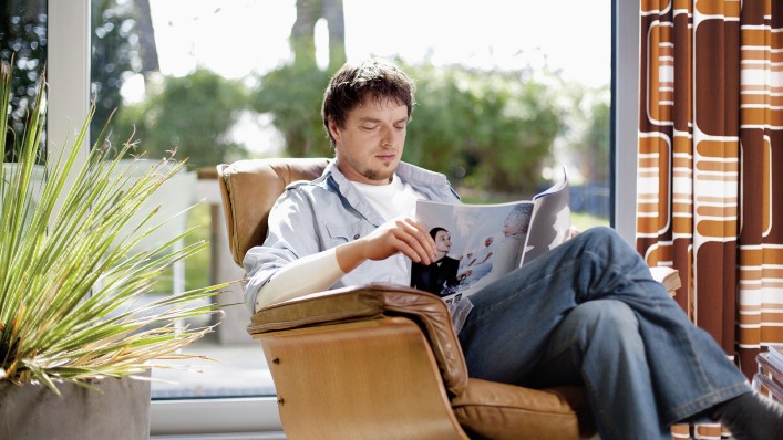 Markus reading a magazine