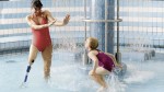 Uživatel s vodě odolnou protézou Aqualine v bazénu