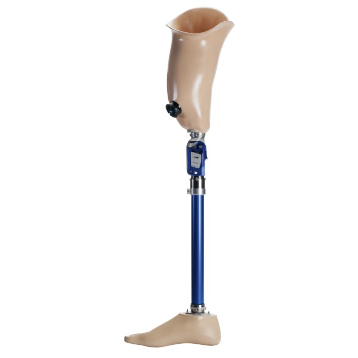 Protesi transfemorale assemblata con il ginocchio Aqualine e il piede protesico
