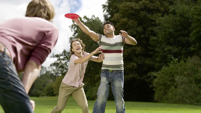 Genium Anwender Hamed spielt mit seinen Kindern Frisbee